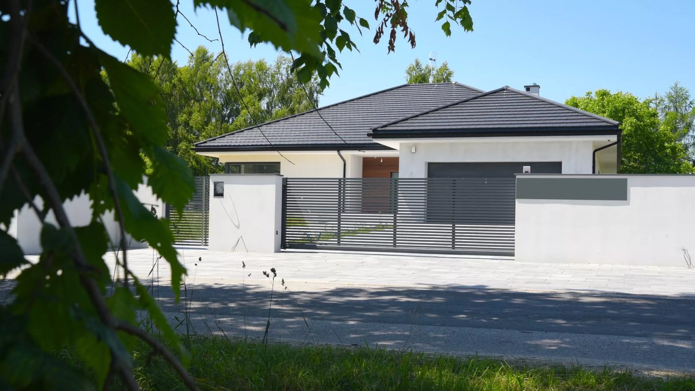 Aluminijska ograda s vodoravnim lamelama — realizacija GateBro