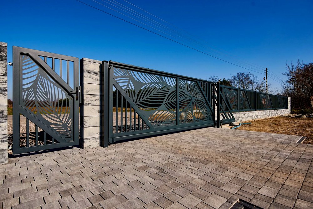 Moderna aluminijska ograda s laserskim uzorkom lišća — realizacija GateBro