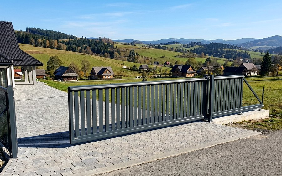 Masívna samonosná brána so šírkou 6 metrov — realizácia GateBro